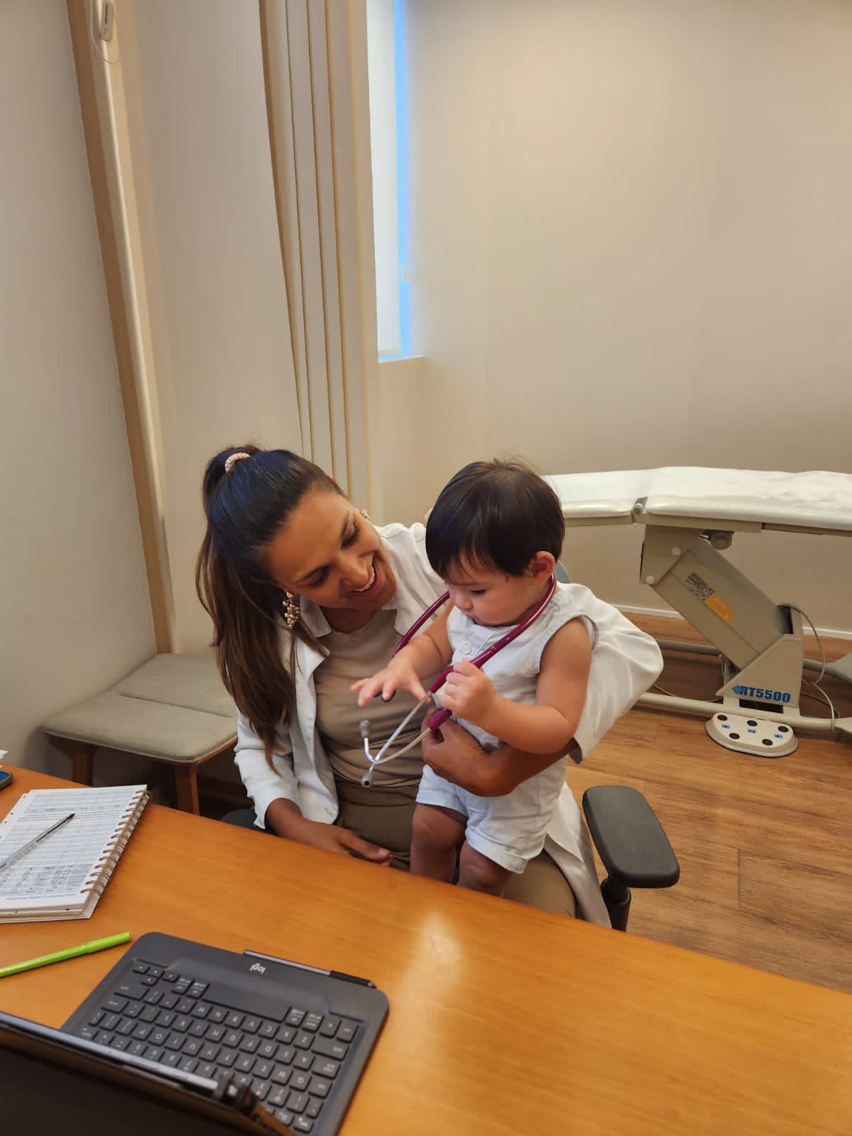 Dra. Bruna Reis atendendo criança